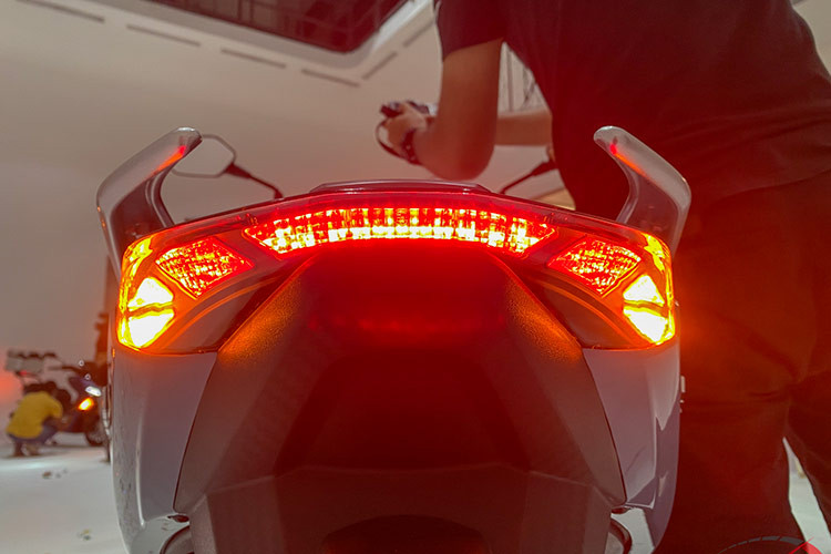 Các trang bị khác trên xe cũng rất hiện đại với giảm xóc trước ống lồng, phía sau là giảm xóc lò xo. ES250i cũng được tích hợp phanh đĩa cho cả bánh trước và sau kèm ABS kênh đôi đảm bảo an toàn khi vận hành.