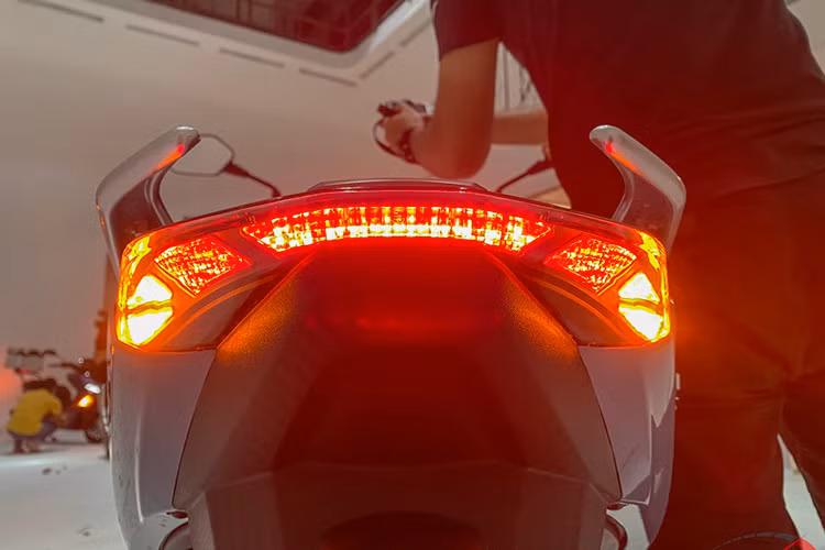 Các trang bị khác trên xe cũng rất hiện đại với giảm xóc trước ống lồng, phía sau là giảm xóc lò xo. ES250i cũng được tích hợp phanh đĩa cho cả bánh trước và sau kèm ABS kênh đôi đảm bảo an toàn khi vận hành.