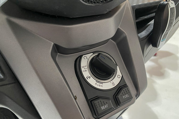 Xe tay ga Wmoto ES250i 2024 cũng có cổng sạc USB tiện dụng và cốp chứa đồ rộng rãi phía dưới yên có thể chứa vừa mũ bảo hiểm nửa đầu.