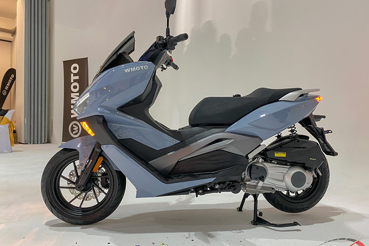 Với ADN là một chiếc maxi-scooter, mẫu xe tay ga Wmoto ES250i 2024 mới sở hữu cụm tay lái đặt cao và có kính chắn gió ngắn tạo tư thế lái thoải mái trên các cung đường.