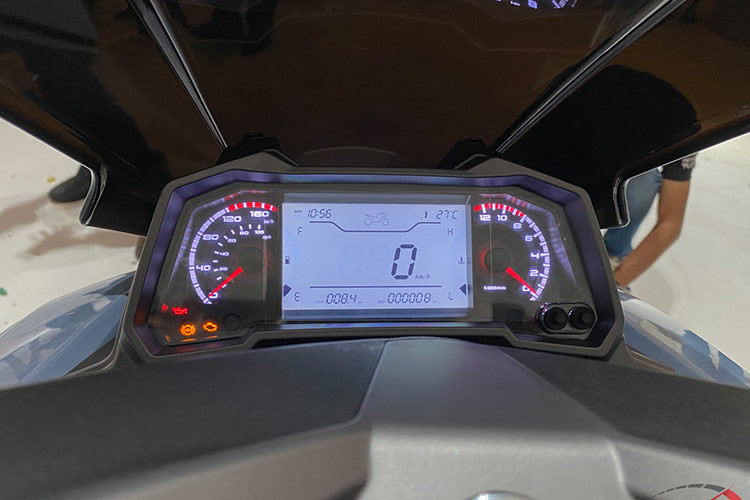 Wmoto ES250i cũng được trang bị cụm đồng hồ LCD toàn phần hiển thị đầy đủ các thông tin và có kèm trang bị chìa khóa thông minh smartkey.