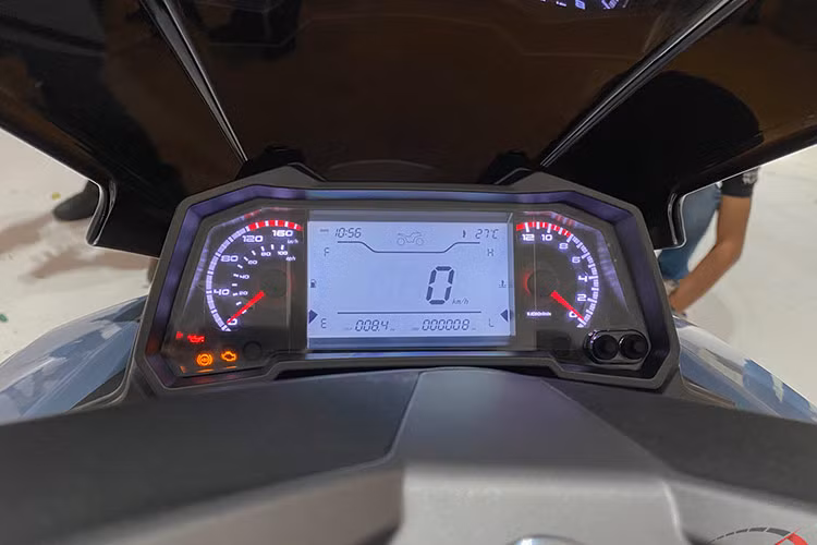 Wmoto ES250i cũng được trang bị cụm đồng hồ LCD toàn phần hiển thị đầy đủ các thông tin và có kèm trang bị chìa khóa thông minh smartkey.