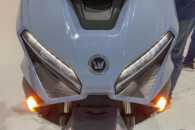 Hệ thống đèn pha và đèn định vị ban ngày ở phía trước tạo hình dữ dằn với "hai đôi mắt" lớn. Tất cả hệ thống chiếu sáng này đều sử dụng công nghệ LED hiện đại đem tới hiệu quả chiếu sáng tốt và bền bỉ hơn trong quá trình sử dụng.