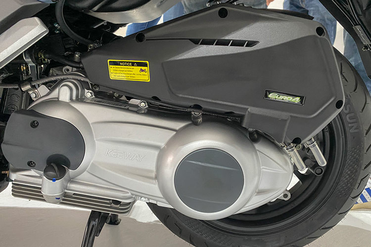 Về sức mạnh, Wmoto ES250i được trang bị khối động cơ xy lanh đơn dung tích 244,3 cc làm mát bằng dung dịch và có phun xăng điện tử. Khối động cơ này sản sinh công suất tối đa là 21 mã lực tại 8500 vòng/phút và mômen xoắn cực đại là 21Nm tại 6500 vòng/phút đảm bảo sức mạnh ấn tượng cho các cung đường di chuyển trên đường phố.