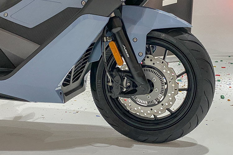 Cùng với hệ thống phanh an toàn là vành xe hợp kim thì xe ga Wmoto ES250i 2024 này còn sử dụng bộ lốp không săm kích thước trước sau lần lượt là 110/70-R13 và 130/70-R13.