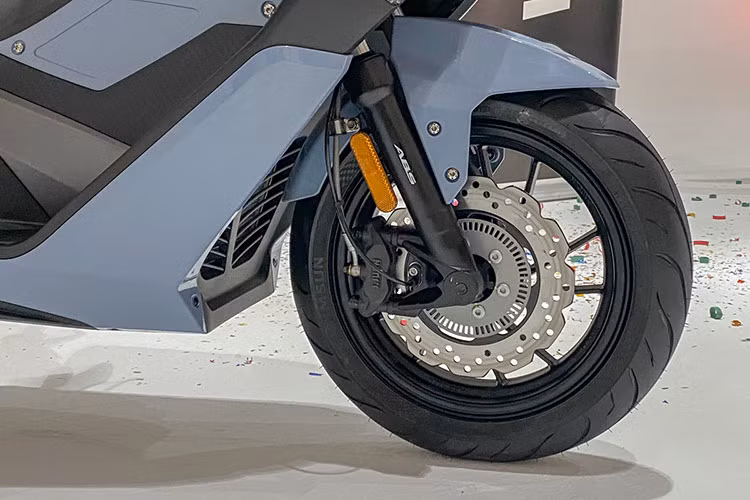 Cùng với hệ thống phanh an toàn là vành xe hợp kim thì xe ga Wmoto ES250i 2024 này còn sử dụng bộ lốp không săm kích thước trước sau lần lượt là 110/70-R13 và 130/70-R13.