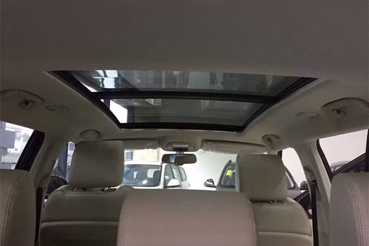 Xe được trang bị cửa sổ trời toàn cảnh chỉnh điện. Khoang hành lý dung tích lên đến 850L và có thể gấp hàng ghế thứ 2 để tăng dung tích khoang chứa. Ghế lái và ghế phụ đều có khả năng chỉnh điện đa hướng, ghế phụ có thể điều chỉnh từ phía sau thông qua nút bấm gắn tại thành ghế và có tới 2 ngăn chứa đồ đều có khả năng mở điện hiện đại.