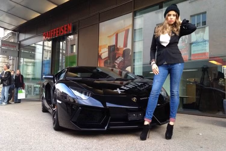 Chắc bạn chẳng còn xa lạ với cô bồ cũ của Alonso – người mẫu nóng bỏng Xenia Tchoumitcheva. Cô nói được 6 thứ tiếng, có bằng cử nhân kinh tế và điều hành công ty riêng đồng thời là diễn viên kiêm blogger. Cô đào này cũng là một trong những tín đồ đam mê thương hiệu siêu xe nhà Ferrari.