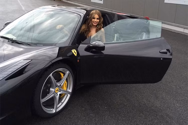 Siêu xe Ferrari 458 Italia sử dụng động cơ 4,5 lít V8, công suất 562 mã lực tại vòng tua máy 9.000 vòng/phút, mô-men xoắn cực đại 540 Nm tại 6.000 vòng/phút, đi kèm là loại hộp số ly hợp kép 7 cấp. Ferrari 458 Italia đặt tốc độ tối đa khoảng 325 km/h, với thời gian tăng tốc 0-100 km/h trong khoảng 3,3 giây.