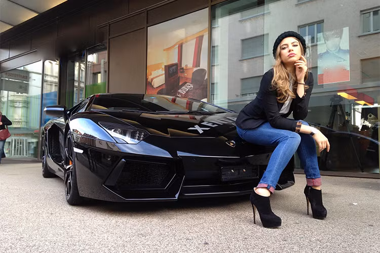 Là nữ giới, ngoài tình yêu và công việc với thời trang thì Xenia còn có niềm đam mê cực lớn với siêu xe, đặc biệt là siêu xe của hãng Ferrari. Chiếc siêu ngựa Ferrari 458 Italia màu đen rất được yêu thích.