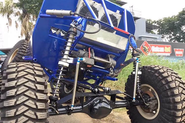 Sức mạnh cho xe đến từ động cơ Chevy V8 5.7L được hãng Holley (Mỹ) nâng cấp. Với động cơ này, cùng dàn khung và lốp đặc biệt được "thửa riêng", chiếc xed có thể đi được ở những địa hình chuyên nghiệp nhất như, đèo, đồi, dốc, rừng, lội nước... dành cho bộ môn off-road.