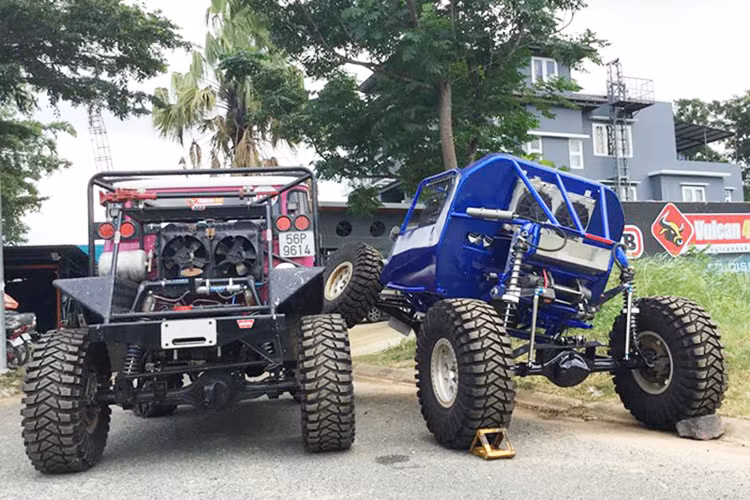 Tất nhiên chiếc xe này cũng không được hợp pháp lưu thông trên đường, chính vì vậy nó sẽ được đưa tới những nơi thử thách địa hình bằng việc sử dụng xe chuyên chở. Chúng ta cùng chờ đón chiếc xế off-road Buggy đầu tiên ra mắt và chinh chiến địa hình trong thời gian tới. 