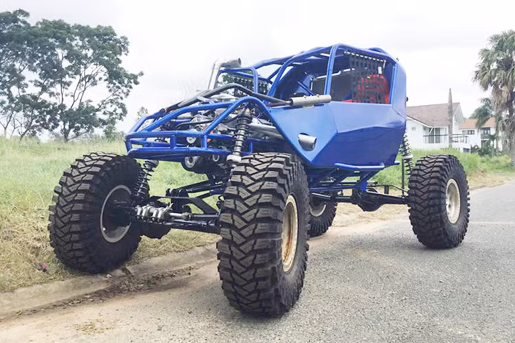 Thậm chí, những chiếc xe này còn có thể vượt qua các vách đồi đất dựng đứng hay các bãi đã lớn một cách phi thường. Chiếc Buggy được xưởng Vulcan4x4 thực hiện thuộc thể loại này, nó được làm theo đúng với tiêu chí mà các "dân chơi" off-road hiện nay đang hướng tới.