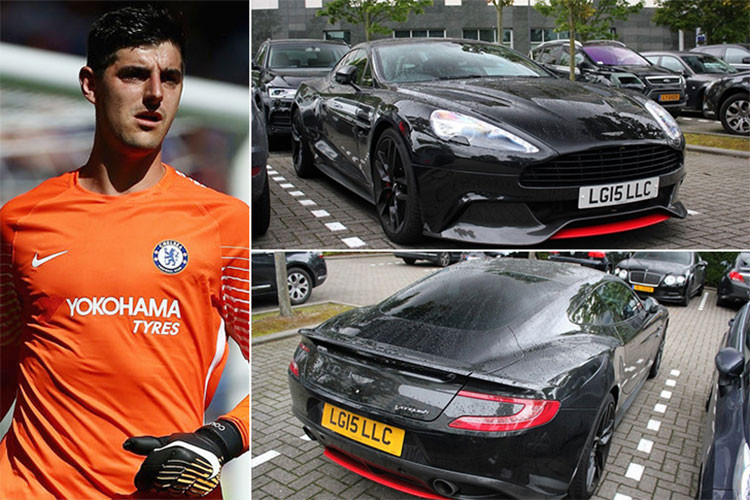 Thủ môn số một của đội tuyển Bỉ là Thibaut Courtois, thường xuyên lái chiếc siêu xe Aston Martin Vanquish phiên bản Carbon Black có giá 330.000 USD (tương đương 7,6 tỷ đồng) đến sân tập ở CLB Chelsea.