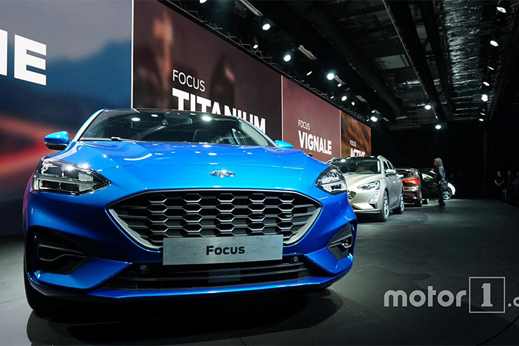 Phần đầu Focus 2019 nổi bật với đèn pha LED trên các phiên bản cao cấp, đèn pha tích hợp đèn chiếu sáng ban ngày đẹp mắt có thiết kế khác nhau trên từng phiên bản, đèn pha tự động bật/tắt và điều chỉnh góc chiếu.