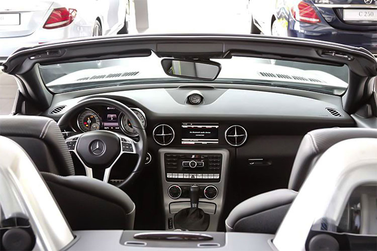 Không gian dành cho 2 người ngồi trong khoang xe khá thoải mái với ghế da thể thao điều chỉnh điện 8 hướng, nhớ 3 vị trí và tích hợp bộ sưởi. Điểm đặc biệt là SLK 350 AMG được trang bị tính năng AirScarf, khi hạ mui xuống và đi dưới trời lạnh, chỉ cần một nút bấm trên bảng táp lô kích hoạt chức năng này thì hốc gió trên phần ghế xe sẽ thổi hơi nóng giữ ấm cho người sử dụng.
