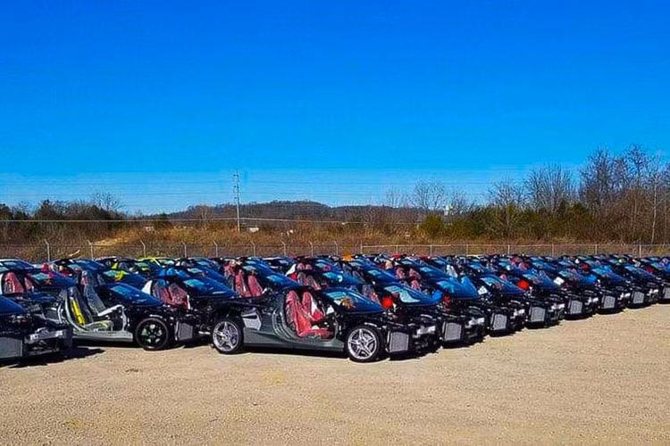 Dan xe Chevrolet Corvette 2022 bi hong sau 