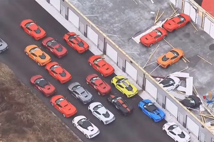 Dan xe Chevrolet Corvette 2022 bi hong sau 