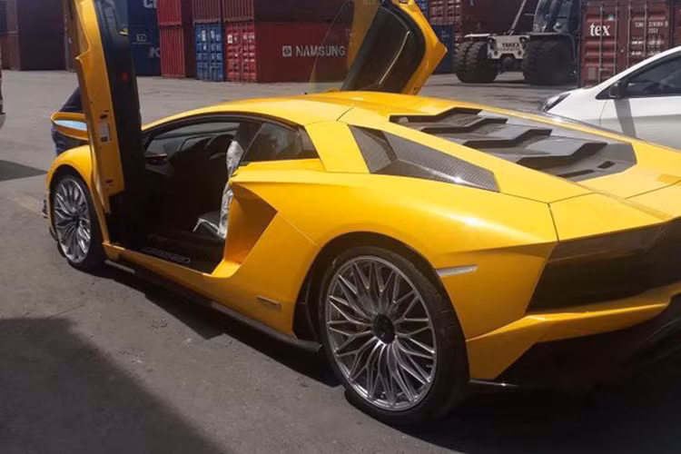 So với phiên bản thường từng xuất hiện, Lamborghini Aventador S LP740-4 sở hữu thiết kế đầu xe đẹp và hầm hố hơn. Phía trước Lamborghini Aventador S LP740-4 có các hốc hướng gió thiết kế cách điệu hơn với nhiệm vụ truyền dẫn luồng không khí, giúp tăng tính khí động học cho xe.