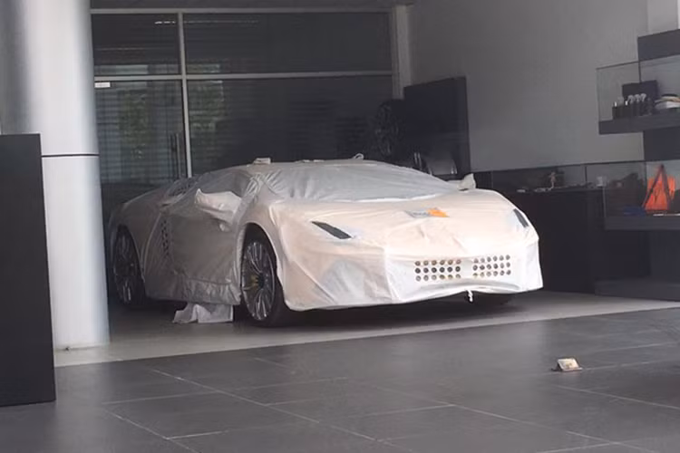 Theo nhiều nguồn tin, chiếc Lamborghini Aventador S LP740-4 2017 đầu tiên cập bến Việt Nam do một người chơi siêu xe có tiếng tại Sài thành đặt hàng chính hãng. Nhiều khả năng sau quá trình kiểm tra tại đại lý chính hãng, siêu xe này sẽ có màn ra mắt "hoành tráng" với các đại gia Việt trước khi bàn giao cho chủ nhân.