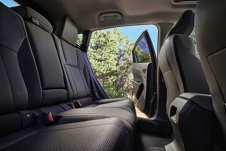 Phía sau vô-lăng là đồng hồ cơ truyền thống kết hợp màn hình nhỏ. Một số trang bị cơ bản khác trên xe có đề nổ bằng nút bấm, phanh đỗ điện tử, điều hòa tự động... Về an toàn, Subaru Crosstrek 2025 có hệ thống trợ lái nâng cao EyeSight thế hệ mới với các tính năng hiện đại như phanh khẩn cấp tự động, đánh lái khẩn cấp,...