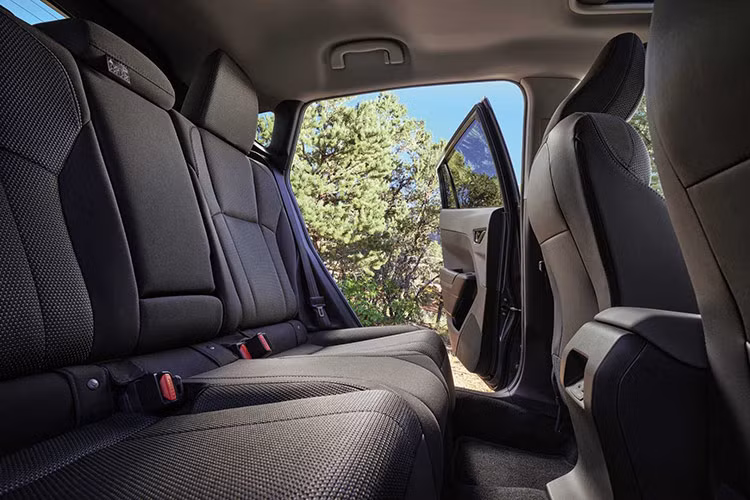 Phía sau vô-lăng là đồng hồ cơ truyền thống kết hợp màn hình nhỏ. Một số trang bị cơ bản khác trên xe có đề nổ bằng nút bấm, phanh đỗ điện tử, điều hòa tự động... Về an toàn, Subaru Crosstrek 2025 có hệ thống trợ lái nâng cao EyeSight thế hệ mới với các tính năng hiện đại như phanh khẩn cấp tự động, đánh lái khẩn cấp,...