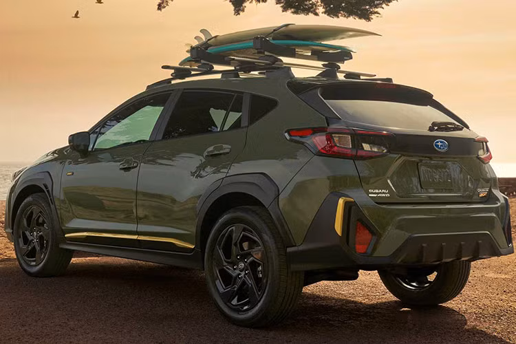 Trước đó, thông tin Subaru Crosstrek ra mắt Việt Nam trong năm 2024 đã được đại lý tiết lộ từ tháng 8 năm ngoái. Nhân viên tư vấn cho hay mẫu CUV này dự kiến ra mắt trong năm 2023 tại Triển lãm Ô tô Việt Nam (VMS). Tuy nhiên, khi sự kiện này bị hủy, lịch ra mắt của Crosstrek được dời sang năm 2024.