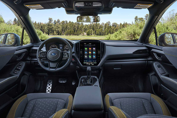 Mẫu xe CUV Subaru Crosstrek 2024 có kích thước dài x rộng x cao lần lượt là 4.480 x 1.800 x 1.580 mm (DxRxC), chiều dài cơ sở 2.670 mm và khoảng sáng gầm 220mm. Với thông số này, xe dài hơn một chút so với Corolla Cross (4.460 mm).