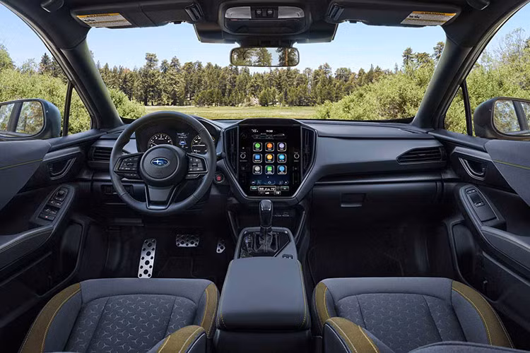 Mẫu xe CUV Subaru Crosstrek 2024 có kích thước dài x rộng x cao lần lượt là 4.480 x 1.800 x 1.580 mm (DxRxC), chiều dài cơ sở 2.670 mm và khoảng sáng gầm 220mm. Với thông số này, xe dài hơn một chút so với Corolla Cross (4.460 mm).