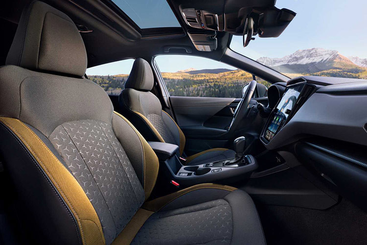 Thiết kế ngoại thất của mẫu xe này mang đậm phong cách thể thao với lưới tản nhiệt cỡ lớn hoạ tiết hình tổ ong, vòm bánh xe to bản và đèn hậu thiết kế kiểu boomerang. Bên trong khoang nội thất của Crosstrek trông khá giống Outback với màn hình 11,6 inch nằm dọc như máy tính bảng ở chính giữa, hỗ trợ kết nối Apple CarPlay/Android Auto. Ngay cả việc điều khiển điều hòa cũng phải thao tác trên màn hình này.