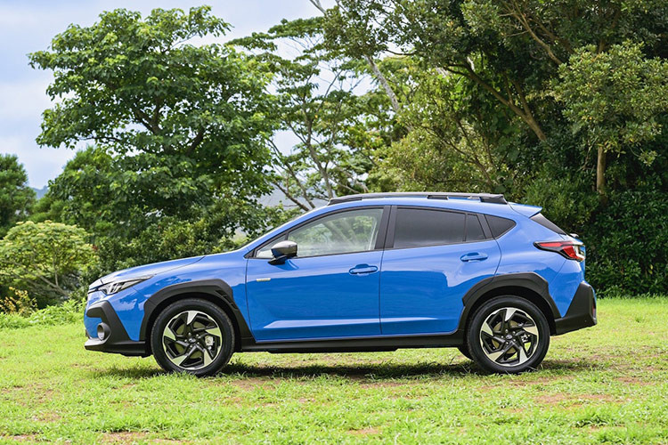 Xe có hỗ trợ giữ làn đường, ngăn lệch làn đường, hỗ trợ đưa xe vào giữa làn đường, hệ thống kiểm soát hành trình thích ứng, phát hiện điểm mù, hỗ trợ chuyển làn đường và cảnh báo phương tiện cắt ngang khi lùi.