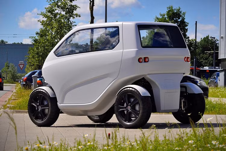 Bốn bánh xe của EO có thể xoay ngang 90 độ và tự động lái theo chiều ngang đến sát lề đường. Những tính năng này làm hài lòng cả những tài xế khó tính nhất trong việc đỗ xe.