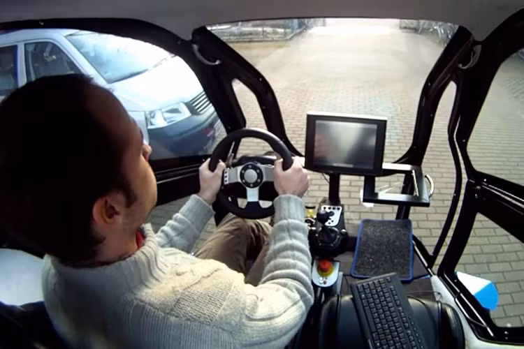 Phần phía sau buồng lái được đưa lên cao (cùng với ghế tài xế) và các trục kẹp vào với nhau, khiến cho chiều dài của chiếc xe từ 2,49m (tương đương 8,2ft) giảm xuống còn 1,49m - ngắn hơn cả một chiếc Vespa scooter. 