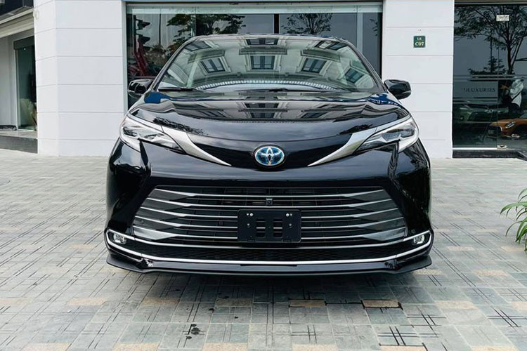 Khả năng kéo của xe cũng tăng lên mức 1.588 kg theo công bố của nhà sản xuất. Sienna 2021 có bốn chế độ lái riêng biệt bao gồm EV, Bình thường, tiết kiệm và Thể thao. Tại thjij trường Mỹ, xe có mức giá khởi điểm hơn 51.000 USD. Mức giá xe Toyota Sienna Platinum 2021 trong bài viết này đang được đại lý tư nhân ở Hà Nội chào bán 4,1 tỷ đồng.