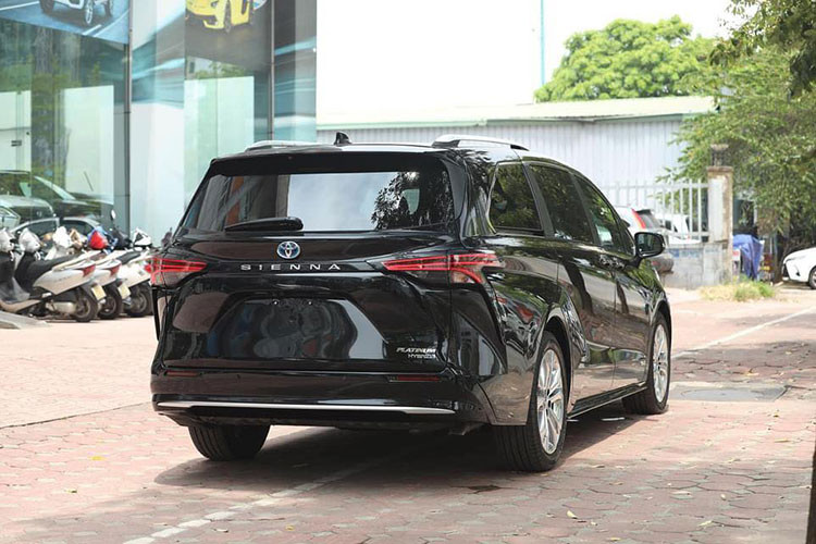 Với kích thước dài và rộng hơn, Toyota Sienna 2021 trông bề thế dù nhìn từ bất kỳ góc độ nào. Phía sau đuôi xe thiết kế khá vuông vức để tạo ra nhiều không gian cho khoang hành khách và khu vực chứa hành lý.