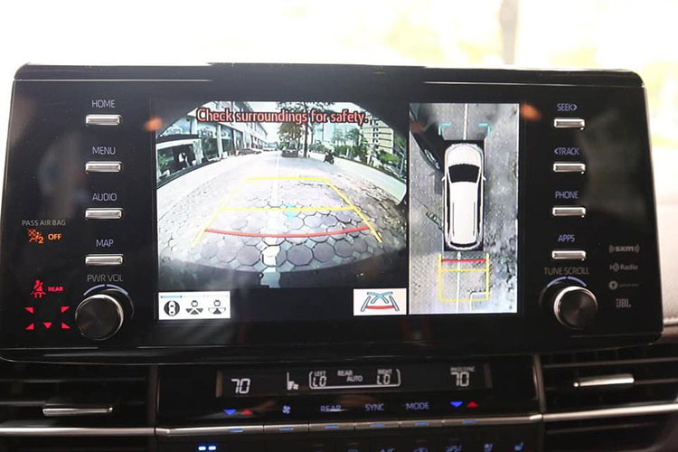 Toyota Sienna Platinum 2021 là mẫu duy nhất cung cấp màn hình gắn trên trần kích thước 10 inch và camera 360 độ hiển thị nhiều kiểu khác nhau. Phiên bản này cũng có hàng ghế thứ 2 chỉ 2 chỗ ngồi với đệm bắp đùi chỉnh cơ, lối đi ở giữa. Toyota Sienna bản Platinum cũng được trang bị tính năng mới là đá chân để mở và đóng cửa trượt 2 bên.