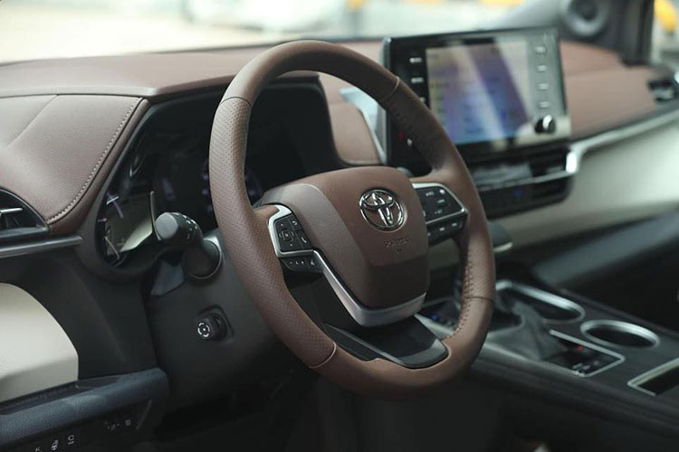 Ghế ngồi trên Toyota Sienna 2021 bản Platinum được bọc da cao cấp, chỉnh điện ghế lái ghế phụ, ghế lái nhớ 2 vị trí, nội thất ốp gỗ. Cửa sổ trời tại khoang lái. Các mô hình Limited và Platinum sở hữu hệ thống âm thanh Toyota Premium tiêu chuẩn, tiên tiến với 12 loa JBL... 