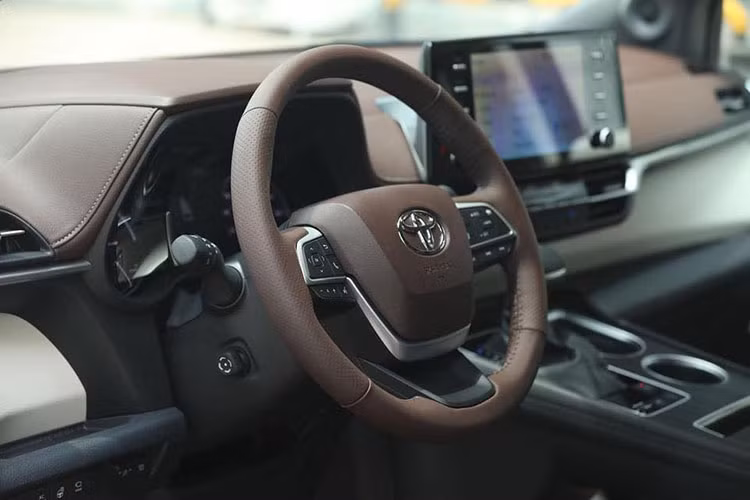 Ghế ngồi trên Toyota Sienna 2021 bản Platinum được bọc da cao cấp, chỉnh điện ghế lái ghế phụ, ghế lái nhớ 2 vị trí, nội thất ốp gỗ. Cửa sổ trời tại khoang lái. Các mô hình Limited và Platinum sở hữu hệ thống âm thanh Toyota Premium tiêu chuẩn, tiên tiến với 12 loa JBL... 