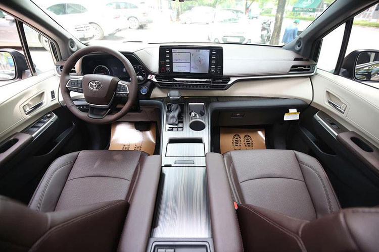 Về trang bị tiêu chuẩn, bên trong Sienna mới có màn hình cảm ứng 9.0 inch với khả năng tương thích Android Auto, Apple CarPlay và Amazon Alexa, cũng như cụm công cụ kỹ thuật số 7.0 inch phía sau vô-lăng có hiển thị thông tin hệ thống điện như trạng thái sạc pin. Ngoài ra còn có bảy cổng USB và Type C trên khắp cabin. Bản Platinum có hiển thị trên kính lái HUD, sạc điện thoại không dây chuẩn Qi.