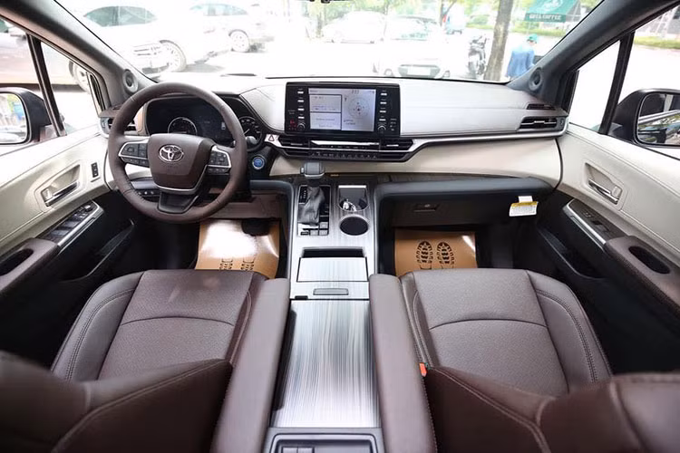 Về trang bị tiêu chuẩn, bên trong Sienna mới có màn hình cảm ứng 9.0 inch với khả năng tương thích Android Auto, Apple CarPlay và Amazon Alexa, cũng như cụm công cụ kỹ thuật số 7.0 inch phía sau vô-lăng có hiển thị thông tin hệ thống điện như trạng thái sạc pin. Ngoài ra còn có bảy cổng USB và Type C trên khắp cabin. Bản Platinum có hiển thị trên kính lái HUD, sạc điện thoại không dây chuẩn Qi.