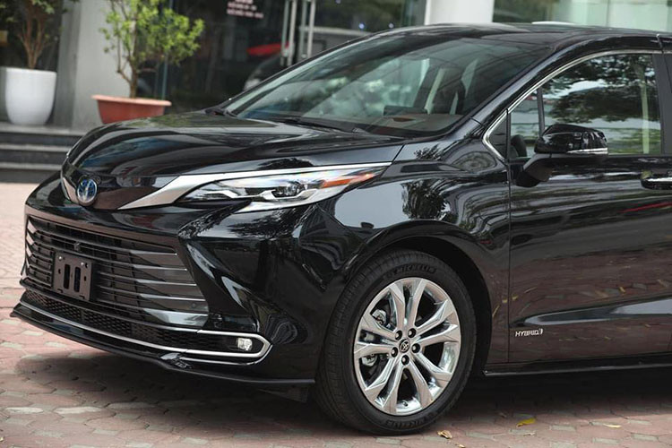 So với thế hệ cũ, Sienna 2021 có ngoại hình sắc sảo và thanh thoát hơn khá nhiều. Xe được trang bị hệ thống đèn LED toàn bộ và đèn pha thông minh, bộ la-zăng 5 chấu kép kích cỡ 20 inch,... cùng nhiều chi tiết được làm mới bắt mắt hơn.