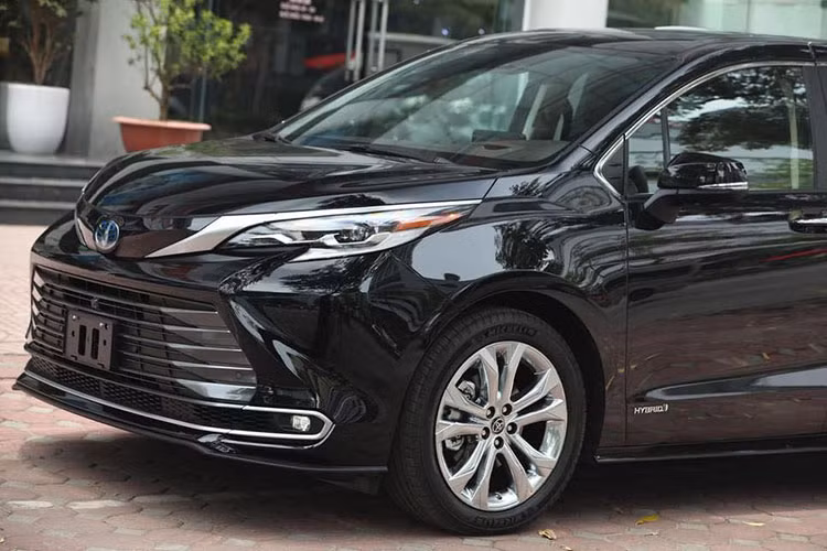 So với thế hệ cũ, Sienna 2021 có ngoại hình sắc sảo và thanh thoát hơn khá nhiều. Xe được trang bị hệ thống đèn LED toàn bộ và đèn pha thông minh, bộ la-zăng 5 chấu kép kích cỡ 20 inch,... cùng nhiều chi tiết được làm mới bắt mắt hơn.