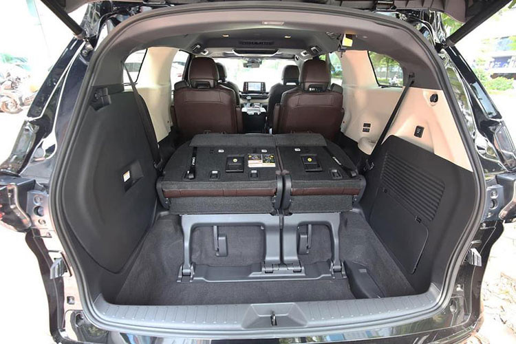 Về trang bị an toàn, mọi phiên bản của Sienna 2021 đều được trang bị tiêu chuẩn gói Toyota Safety Sense 2.0, bao gồm phanh khẩn cấp tự động, kiểm soát hành trình thích ứng với công nghệ dừng/đi tạm thời, cảnh báo chệch làn đường với hỗ trợ đánh lái, hỗ trợ nhận diện biển báo,...