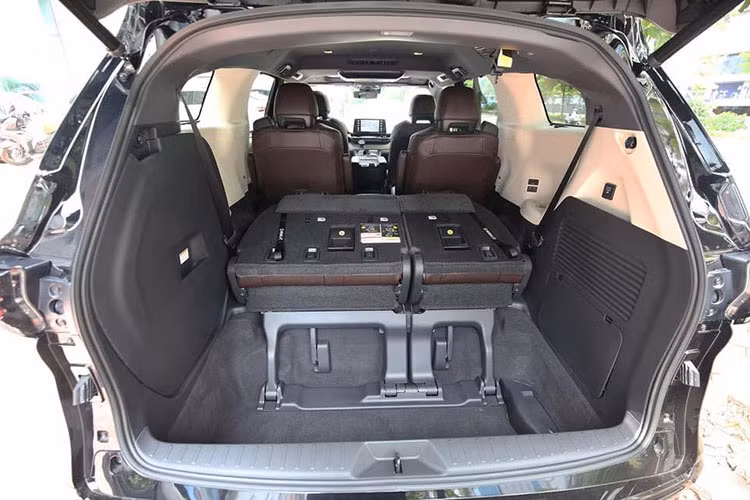 Về trang bị an toàn, mọi phiên bản của Sienna 2021 đều được trang bị tiêu chuẩn gói Toyota Safety Sense 2.0, bao gồm phanh khẩn cấp tự động, kiểm soát hành trình thích ứng với công nghệ dừng/đi tạm thời, cảnh báo chệch làn đường với hỗ trợ đánh lái, hỗ trợ nhận diện biển báo,...