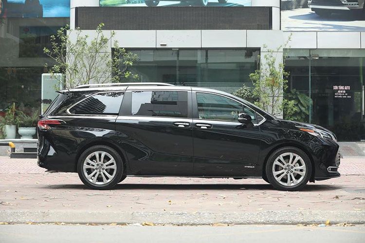 Về ngoại hình chiếc Toyota Sienna 2021 mới này thuộc phiên bản Platinum cao cấp nhất. Kích thước dài x rộng x cao của xe tương ứng 5.085 x 1.984 x 1.811 (mm), chiều dài cơ sở 3.030 mm. Xe được phát triển dựa trên nền tảng TNGA-K đa năng vốn đang áp dụng cho hầu hết các mẫu xe của hãng xe Toyota hiện nay.