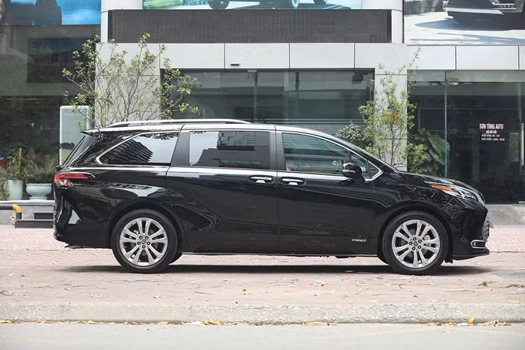 Về ngoại hình chiếc Toyota Sienna 2021 mới này thuộc phiên bản Platinum cao cấp nhất. Kích thước dài x rộng x cao của xe tương ứng 5.085 x 1.984 x 1.811 (mm), chiều dài cơ sở 3.030 mm. Xe được phát triển dựa trên nền tảng TNGA-K đa năng vốn đang áp dụng cho hầu hết các mẫu xe của hãng xe Toyota hiện nay.