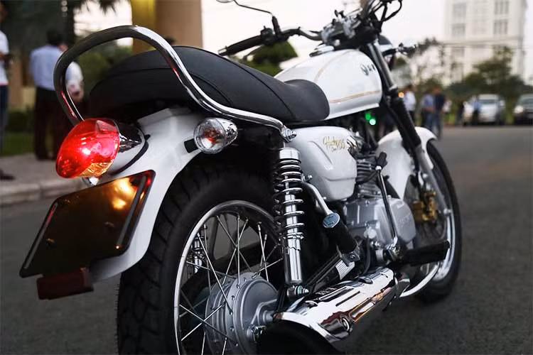 Hệ thống khung sườn của xe làm bằng ống thép đơn, kèm trọng lượng khô là 118 kg, chiều cao yên phù hợp với đa dạng người dùng tại Việt Nam.