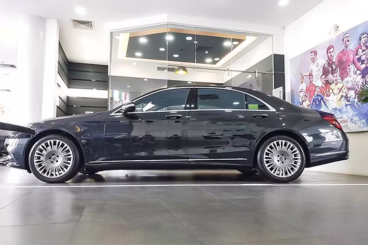 Mẫu xe sang Mercedes-Benz S450L Luxury mới có thiết kế trục cơ sở dài, xe có kích thước (DxRxC) lần lượt: 5.255 x 1.899 x 1.494 mm, trong khi kích thước của phiên bản S 400L (DxRxC): 5.246 x 1.899 x 1.494mm. Chiều dài cơ sở là 3.165 mm như phiên bản cũ.