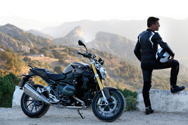 Ngoài R nineT Scrambler, Tom Cruise còn lái chiếc BMW R 1200 R, dòng xe vốn dành cho dân cảnh sát tại một số thị trường Châu Âu.