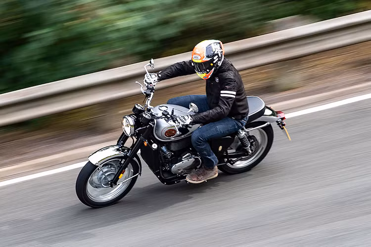 Xe có 5 tùy chọn màu sắc: Insignia Red, Midnight Black, Shadow Black, Dawn Silver và Highland Green. Phiên bản đặc biệt Legacy Edition sẽ có màu Silver Sheen và các chi tiết trang trí bằng chrome để tăng phần cổ điển. Giá xe BSA Goldstar 650 2025 bắt đầu từ 6.500 bảng Anh - khoảng hơn 209 triệu đồng khi quy đổi ra tiền Việt theo tỷ giá hiện tại.